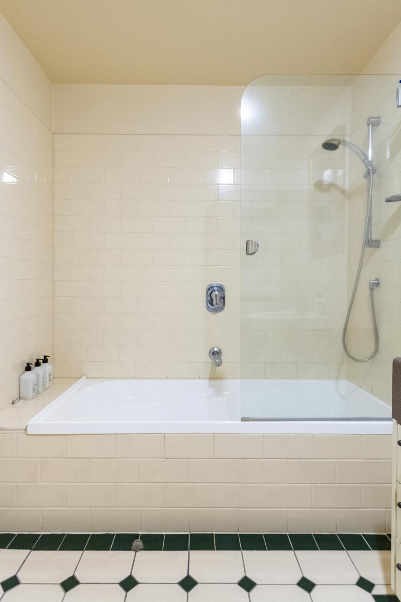 Beauty In The Cbd - 1Bed Free Parking Pool Leilighet Christchurch Eksteriør bilde